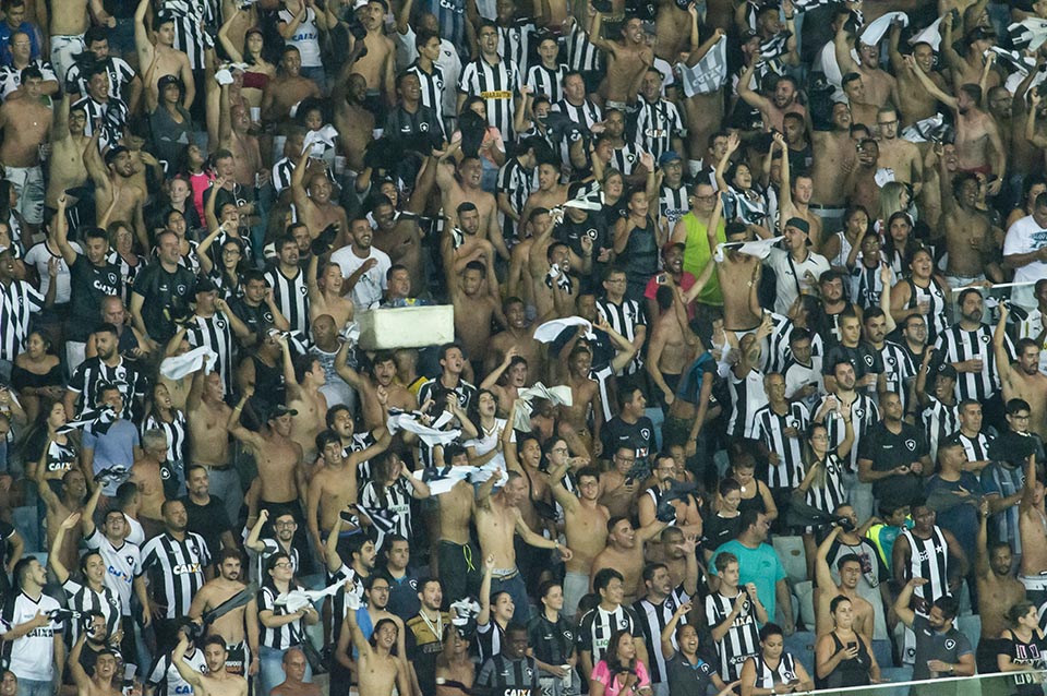 Torcida do Botafogo no Nilton Santos