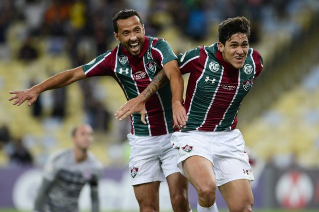 Pedro comemora gol com Nene