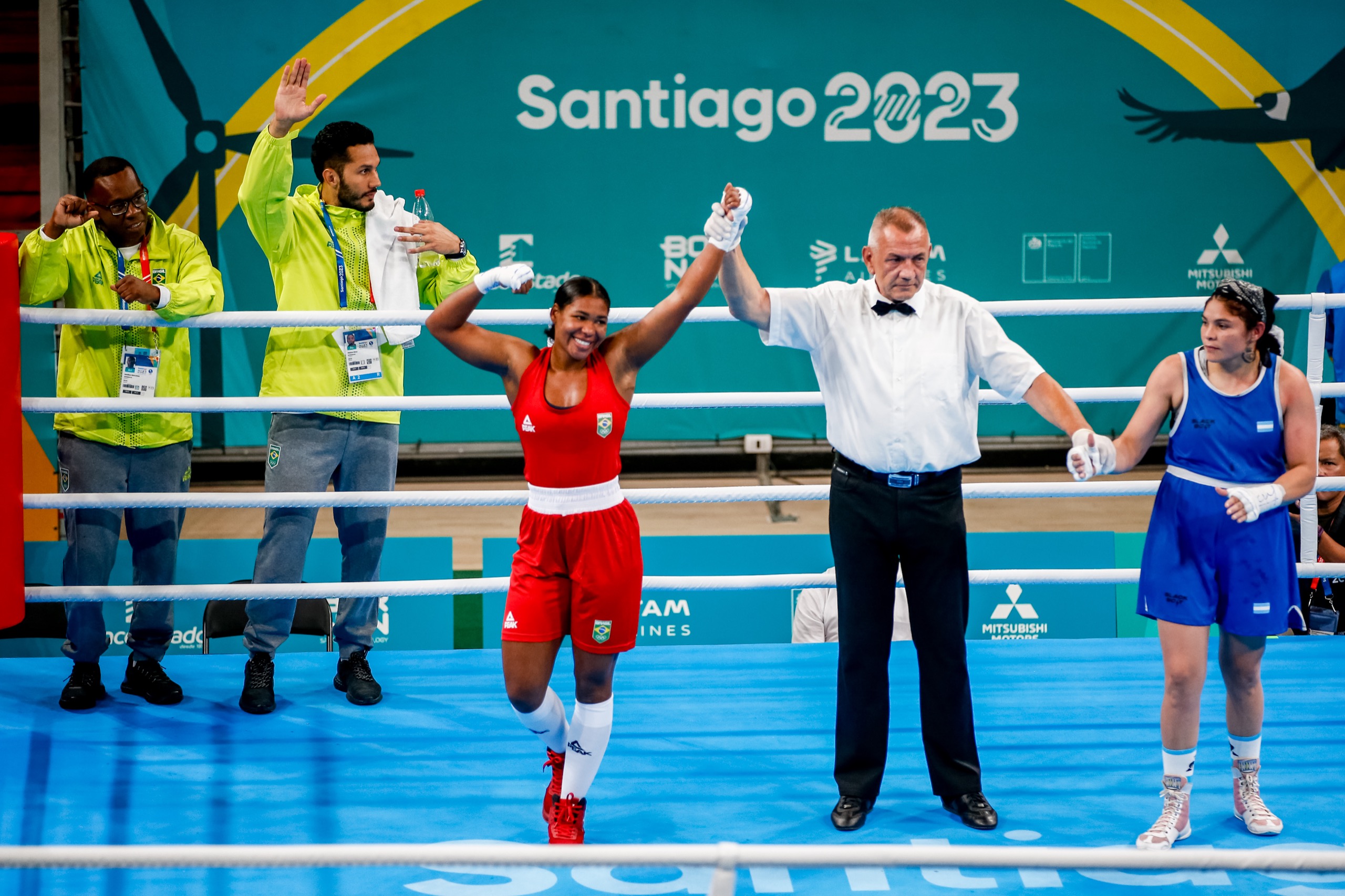 Luiz Gabriel Oliveira vence canadense por nocaute técnico e vai às